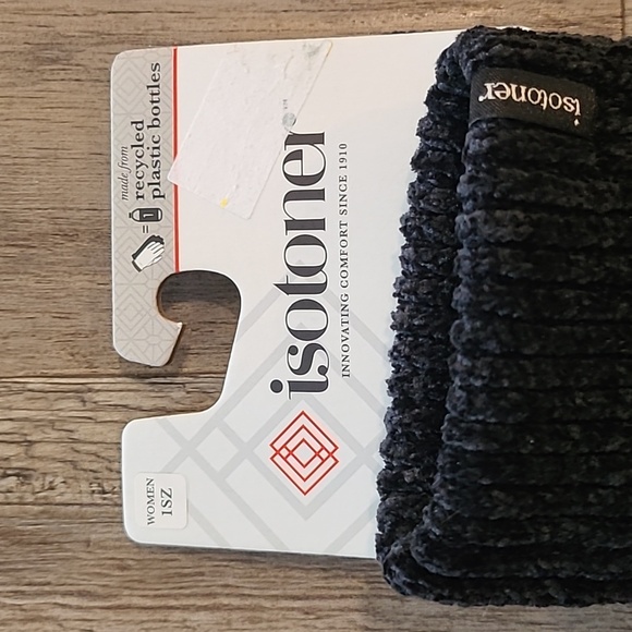 Isotoner Blaxk Knit Gloves - Picture 2 of 3